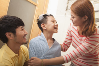 爸爸妈妈男人女人小男孩洗澡<strong>沐浴</strong>家庭幸福