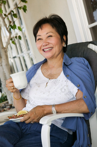 深色调在喝茶的女人摄影图