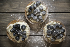 暗色调蓝莓饼摄影图