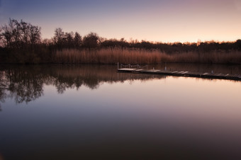 夕阳湖水美景摄影图