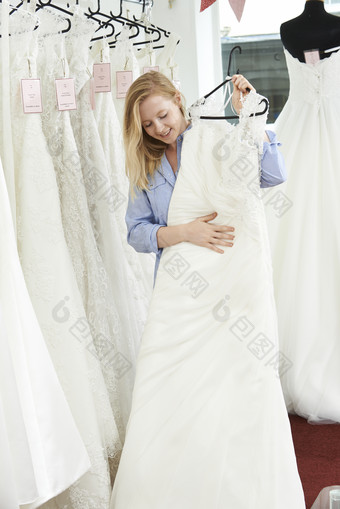 简约风试婚纱的人摄影图
