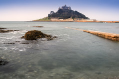 深色调在海中的老城堡摄影图