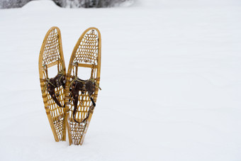简约雪地上的防滑鞋摄影图