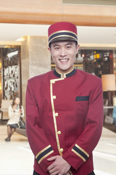 招待酒店服务员穿着制服的男人微笑站着摄影