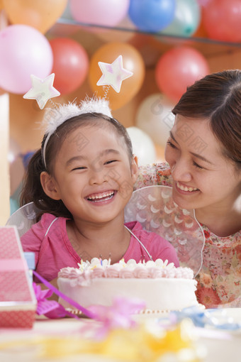 女人小女孩妈妈生日派对庆祝生日蛋糕摄影图