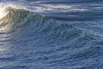 泛着波浪的海面摄影图
