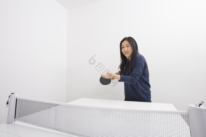 灰色打乒乓球的人摄影图