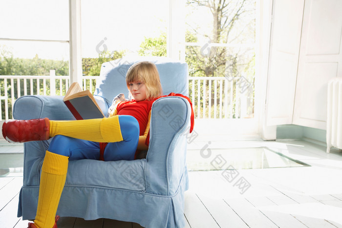 坐沙发看书的小超人