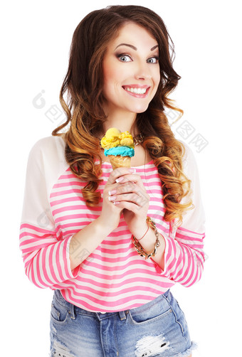 手握冰淇淋快乐女孩图片摄影图