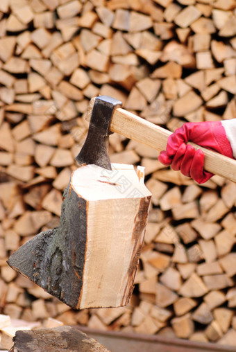 斧头切割木材摄影图