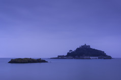 蓝色调在海中的老城堡摄影图