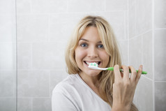 深色刷牙的一个女人摄影图