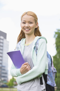 浅色调放学后的学生摄影图