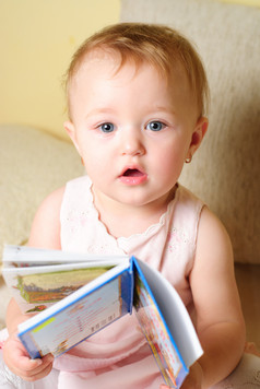 宝宝拿着书籍阅读
