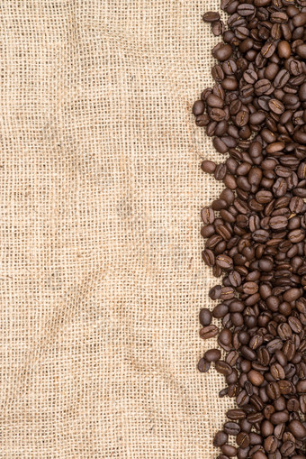 深色调一侧的<strong>咖啡豆</strong>摄影图