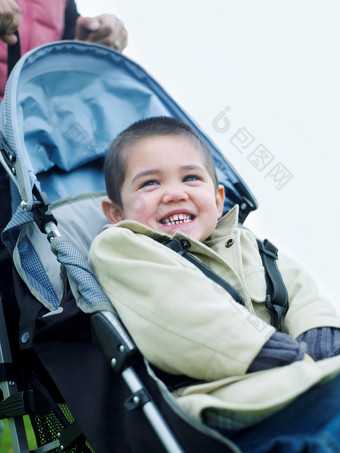 蓝色调婴儿车中的孩子摄影图