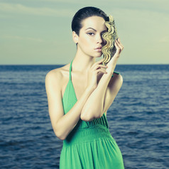 海边绿裙女性摄影图