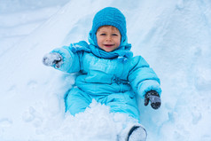 雪地里微笑的儿童