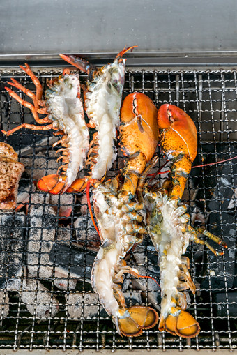 炭火上烤着的虾摄影图