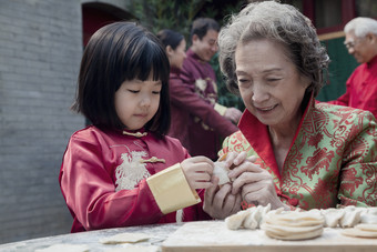 正在包饺子的祖孙