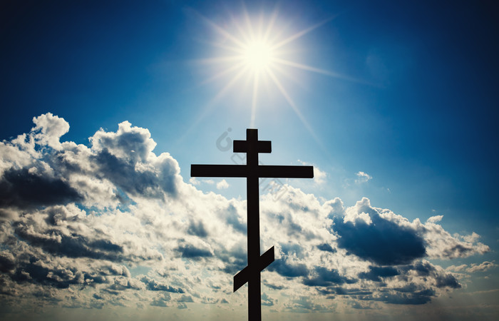 阳光下的十字架摄影图
