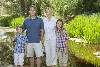 绿色调公园中的家人摄影图