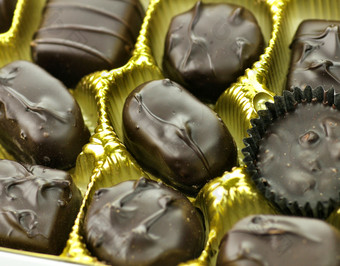 暗色调礼盒中的巧克力摄影图