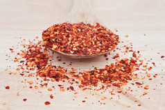 木碗里的碎辣椒摄影图