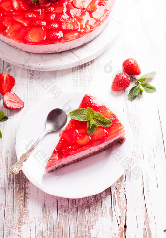 草莓果酱<strong>蛋糕</strong>甜品