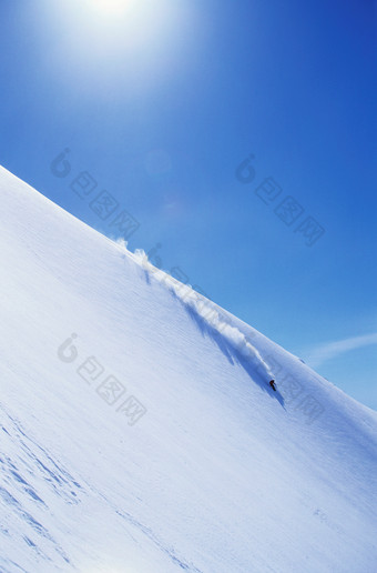 蓝色调陡峭的山上滑雪摄影图