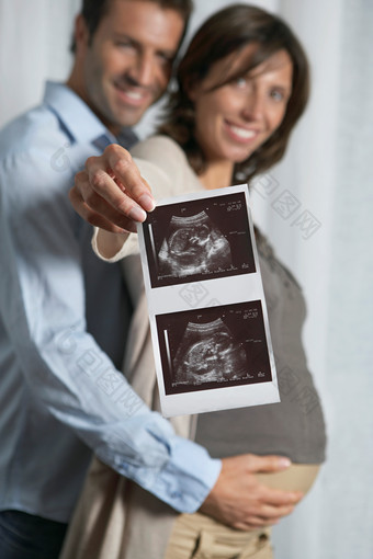 简约拿<strong>宝宝照片</strong>的孕妇摄影图