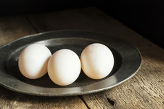 暗色调三个鸡蛋摄影图