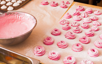 粉色草莓甜点摄影图