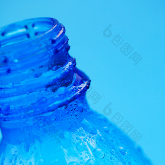 蓝色塑料瓶瓶颈摄影图