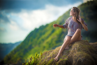 高山美女瞭望度假<strong>旅游</strong>风景摄影素材图