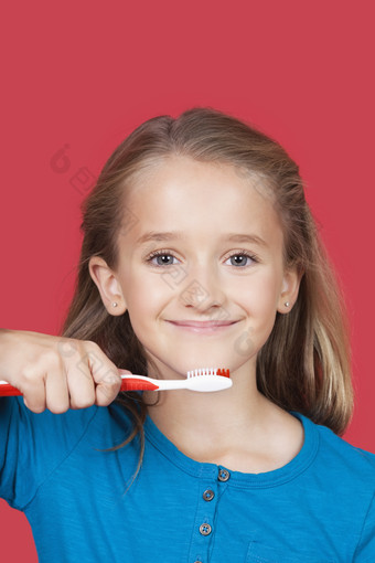 红色调刷牙的孩子摄影图
