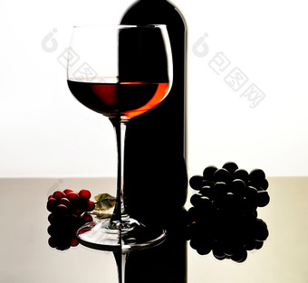 暗色调倒出的葡萄酒摄影图