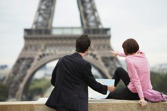 深色调在巴黎的夫妻摄影图