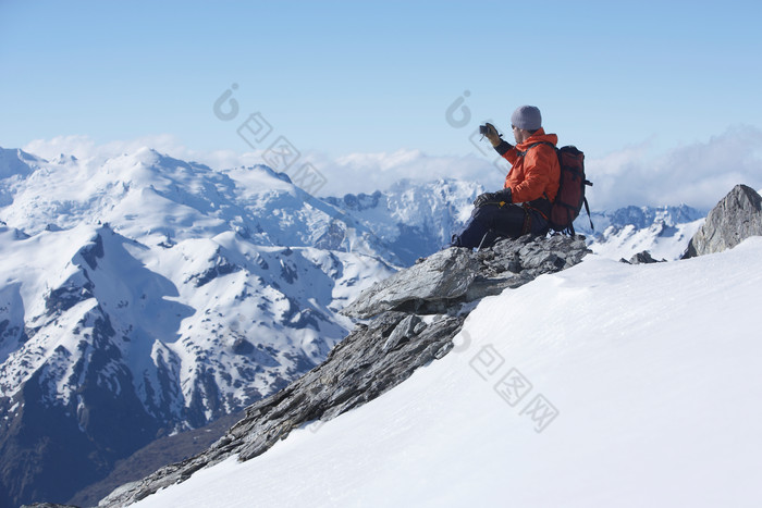 清新登雪山的人摄影图