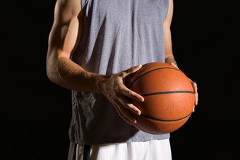 暗色调打篮球的人摄影图