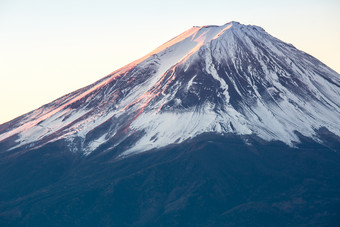 深色调富士山景色摄影图