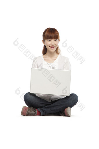 坐着电脑办公的微笑女孩