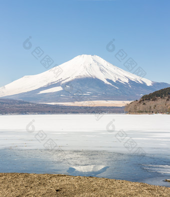 蓝色调美丽的<strong>富士山摄影</strong>图