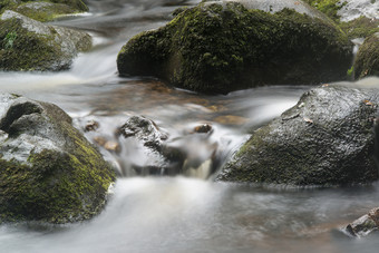 <strong>河流</strong>中的石头摄影图