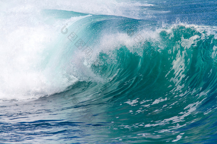 蓝色海边沙滩夏天旅行海浪冲击大海风景图