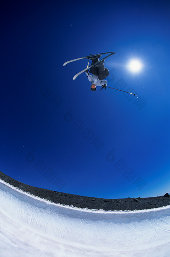 蓝色调一个滑雪的人摄影图