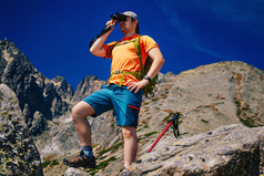 拿着望远镜的登山男人