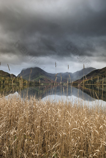 山水画风景画湖巴特米尔