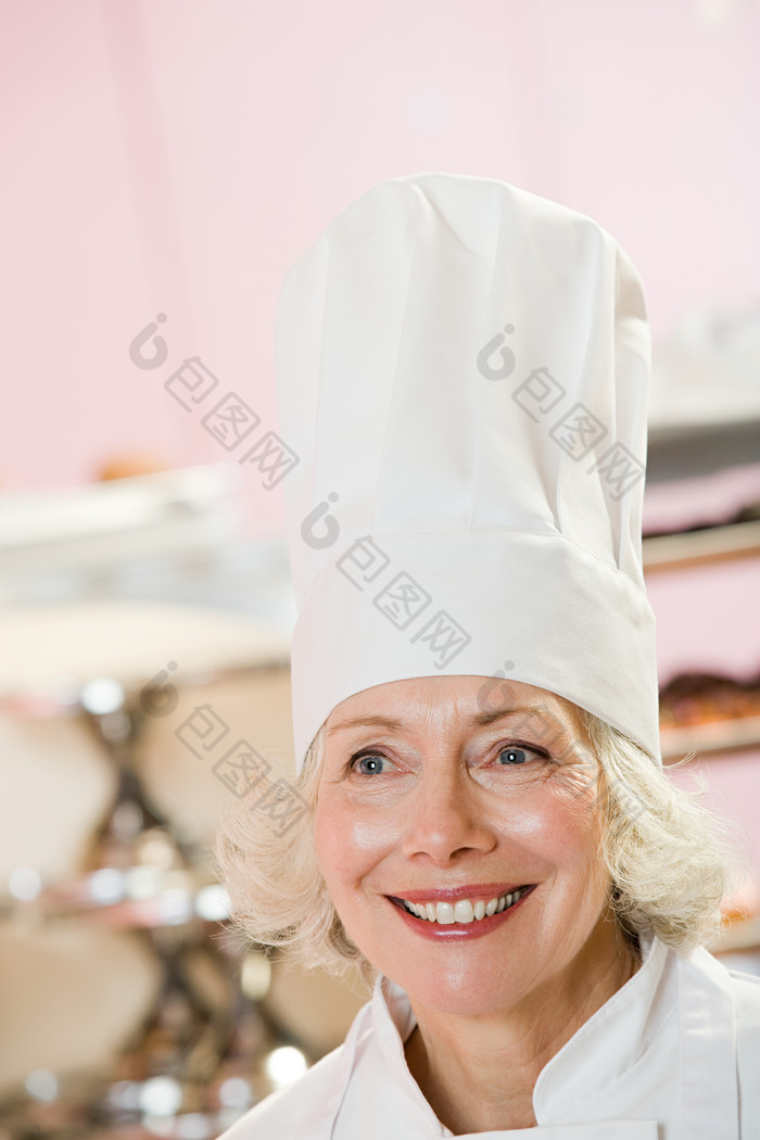 粉色调美女厨师摄影图