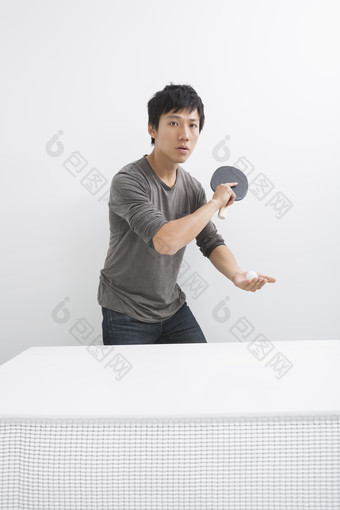 灰色调打乒乓球的的男子摄影图